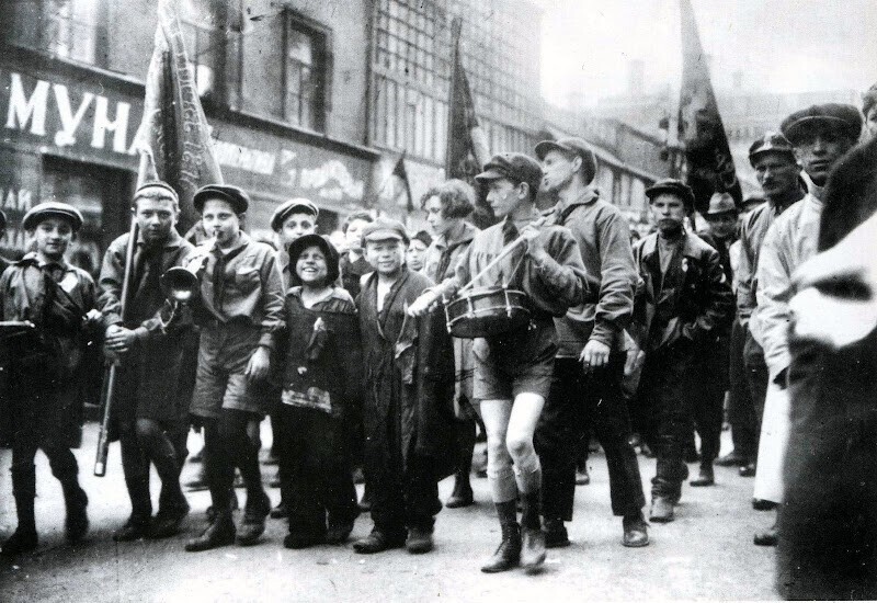 Беспризорники и пионеры на первомайской демонстрации, 1927 год