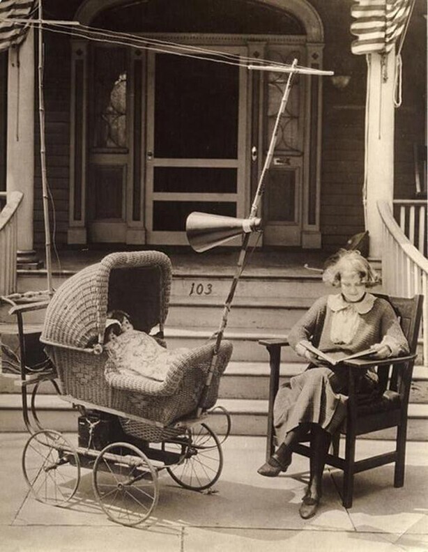Американская портативная радиостанция (1921 год) для успокоения ребенка в коляске или кроватке; радионяня начала прошлого века, большая и внушительная.