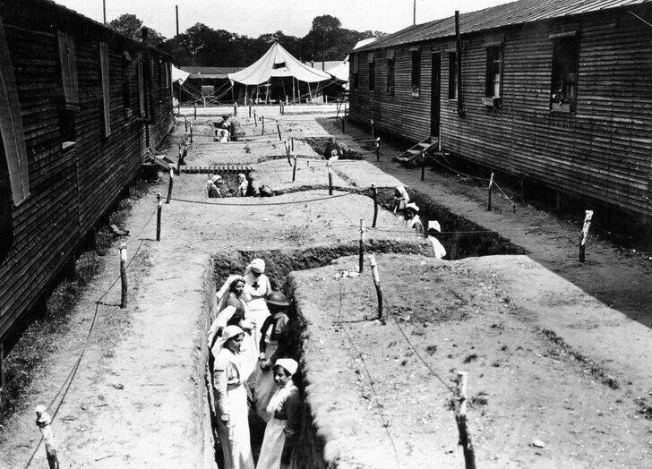 Медсестры в траншеях между больничными палатами. Первая мировая война. Франция. 1918 год