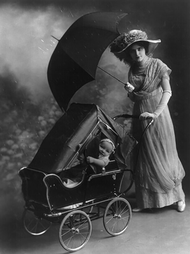 Детская коляска с защитой от непогоды. Фото 1913 года