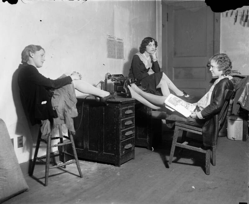 В ожидании конца рабочего дня, 1920-е