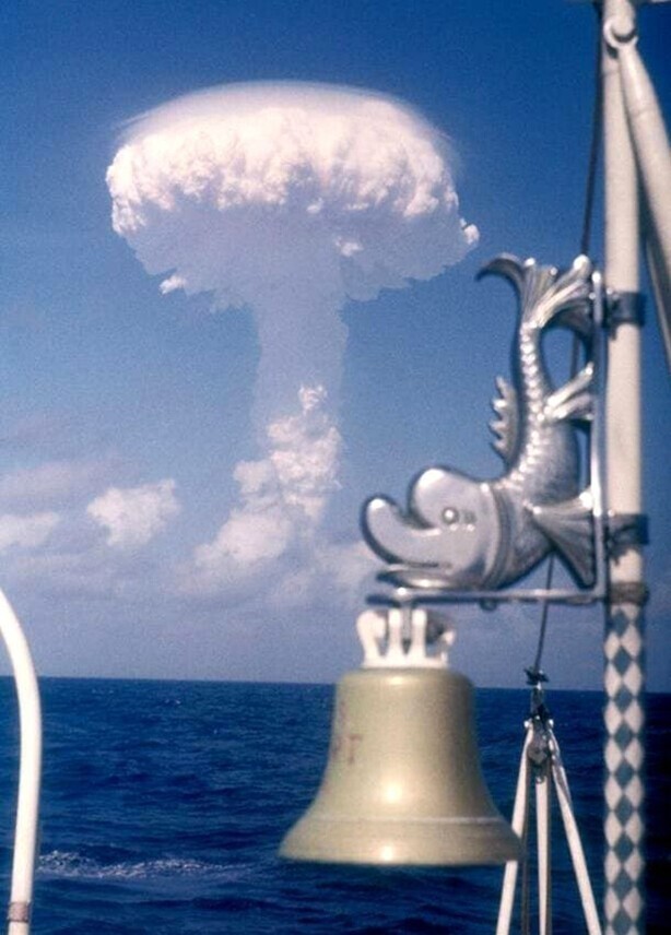 Вот такую красоту все желающие могли наблюдать в южной части Тихого океана 31 мая 1957 года. Британские ядерные испытания «Оранжевый вестник».