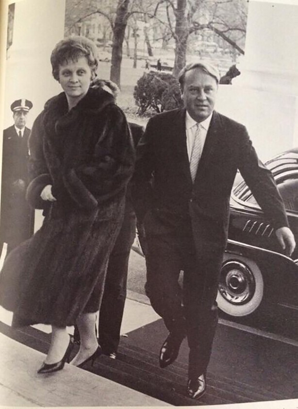 Рада Хрущева (1929-2016) и Алексей Аджубей заходят в Белый Дом на обед с Джоном Кеннеди. 30 января 1962 г. США.