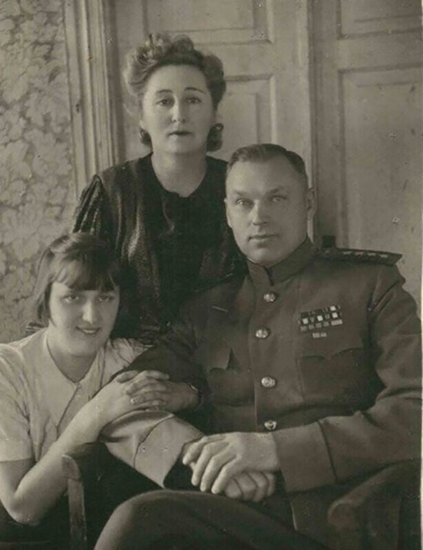 Константин Рокоссовский с женой Юлией и дочерью Ариадной 1944 г.