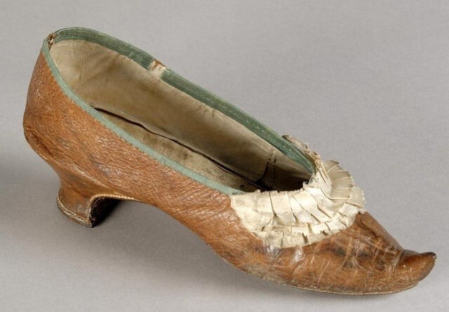 10. Туфля Марии Антуанетты, которую она носила в свой последний день в 1793 году