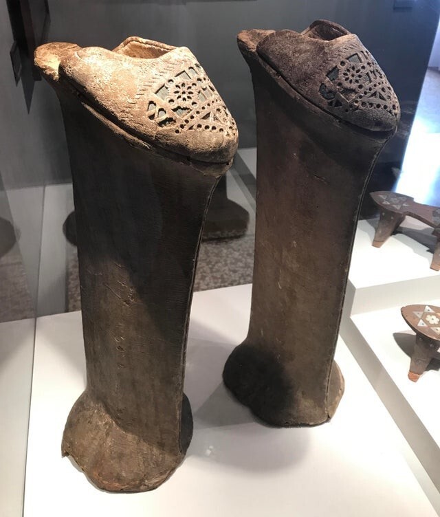 14. Женские туфли "Чопин", высота которых защищала дам от грязи и луж. Венеция, 15-18 век