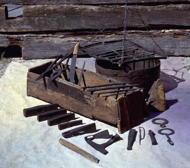 1. Так выглядел набор инструментов, принадлежащий жителю острова Готланд. Деревянному сундуку около 1000 лет