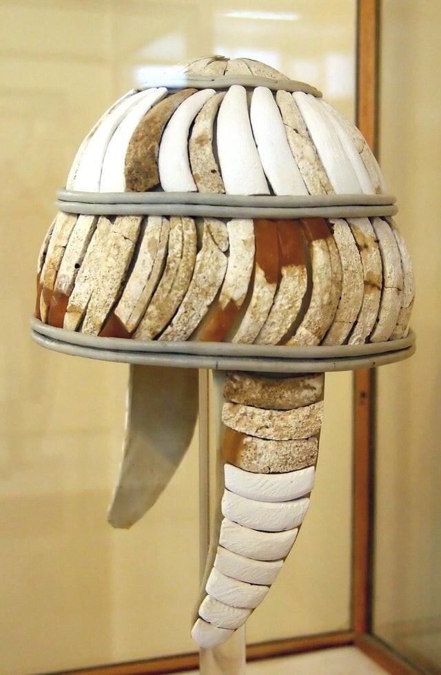 11.Микенский шлем из бивня кабана, относится к 1450-1400 гг
