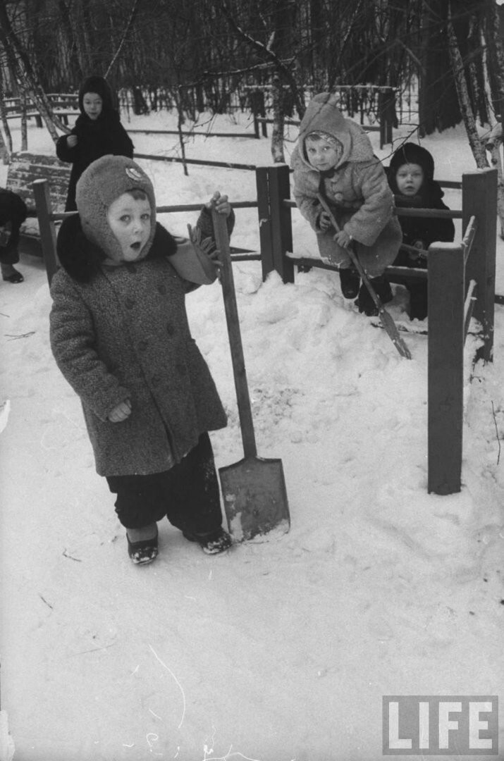 Фотографии были сделаны в декабре 1960 года в одном из московских детсадов. На фото: детсадовцы на прогулке