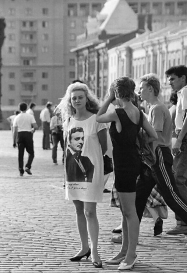Модница в платье-футболке на Красной площади в Москве, 1990 год