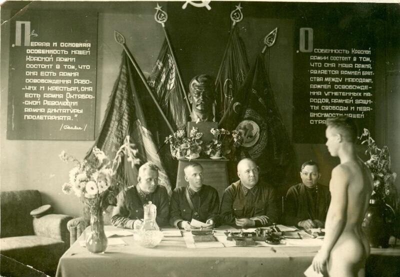 Призывник в армию перед призывной комиссией. СССР. 1930-е