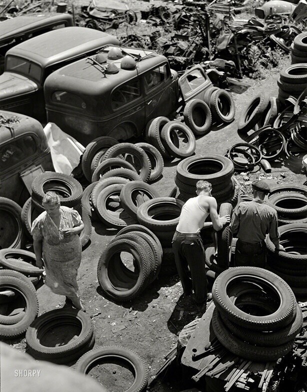 Утилизация старых автомобилей. Чикаго. Июль 1942.  фотограф: Энн Розенер для Управления военной информации