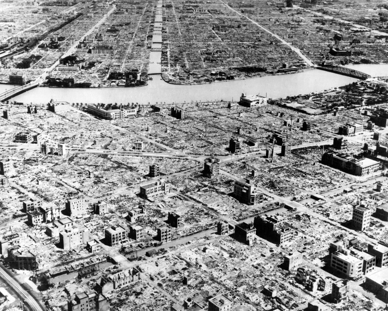 Сожжённый Токио, после налёта американской авиации в ночь с 9 на 10 марта 1945 года.