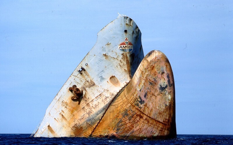 Носовая часть супертанкера Amoco Cadiz после того, как он развалился, сбросив 220 000 тонн нефти на французское побережье, март 1978 года
