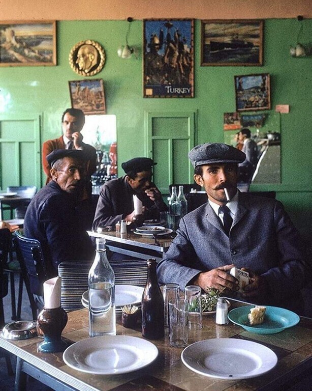 Турецкие мужчины обедают в ресторане, 1971 год, Невшехир, Турция.
