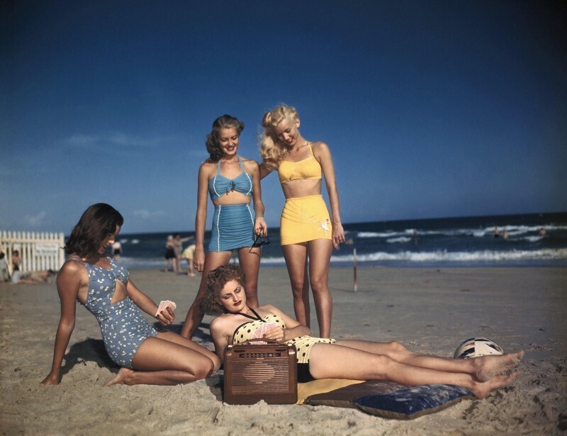 Отдых с радиоприёмником на пляже. США, 1940-е