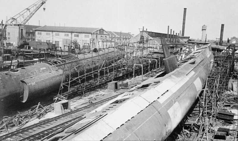 Разрушенные корпуса подводной лодки С-37 (слева) и подводной лодки С-36 типа С IX-бис серии на стапеле в г. Николаеве. Август 1941 года. Украинская ССР.