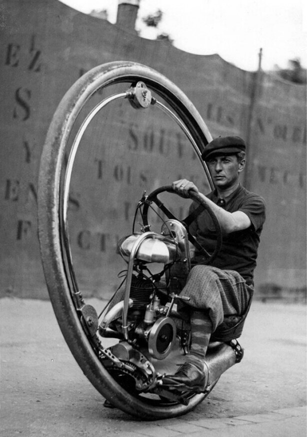 Давид Числаги, итальянский изобретатель, испытывает свой одноколесный мотоцикл. Франция. 1933 год