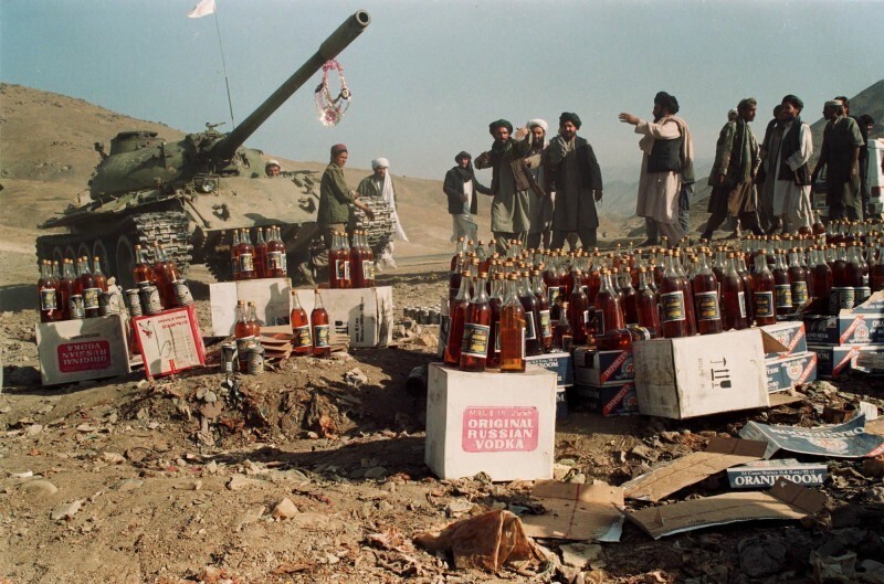 Талибы готовятся уничтожать изъятое при взятии Кабула богомерзкое пойло, 1996 год, Афганистан