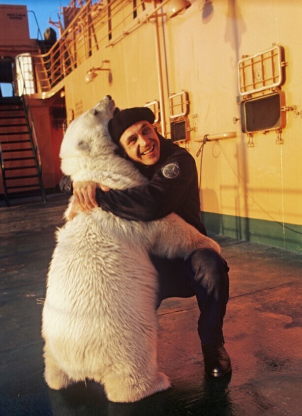 Что же делать советскому человеку при встрече с мишкой? Конечно же обниматься. На ледоколе "Арктика", 1975 год. Фотограф: Роман Денисов