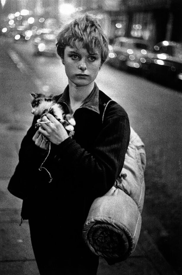 Девочка с котенком, Лондон. 60е