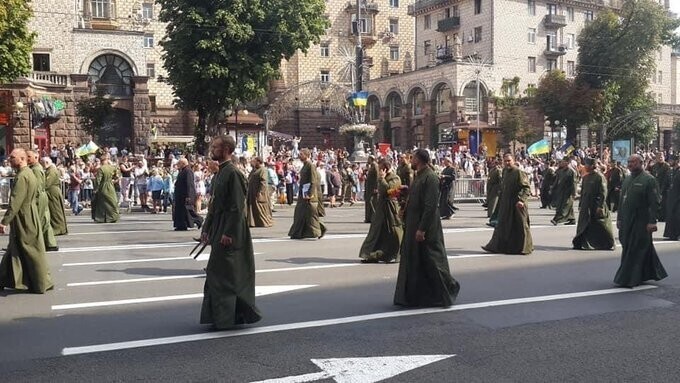 Колонна попов на параде нэзалэжности. Теперь вы видели все.