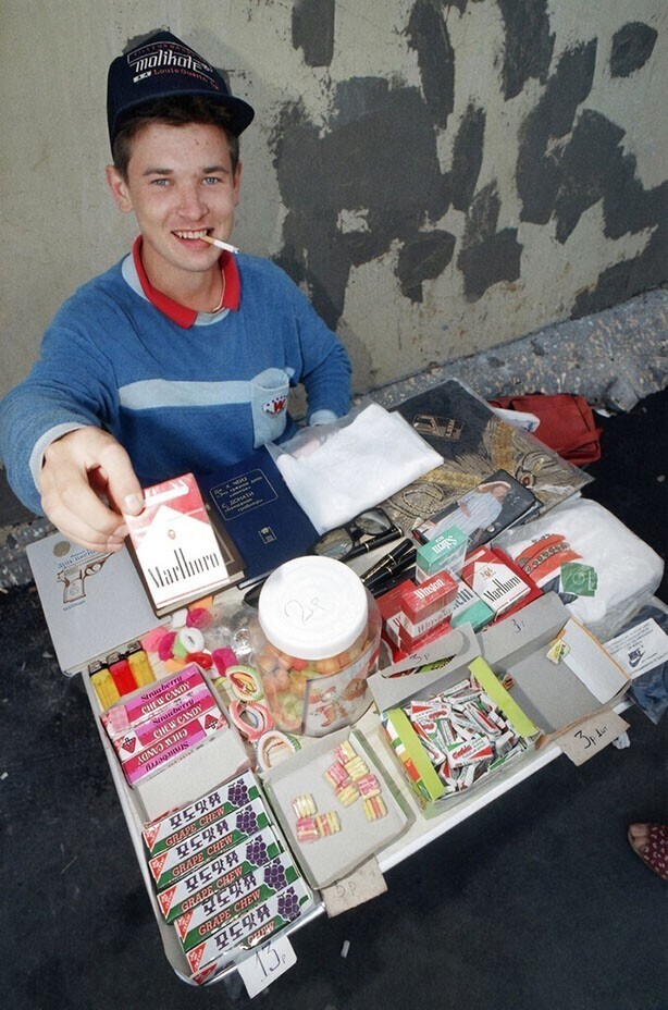 Молодой бизнесмен. Парень продаёт сигареты и жевательную резинку на одной из московских улиц, 1991 год