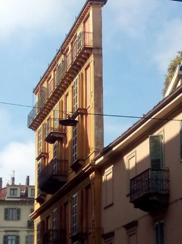 8. Это здание в Турине, Италия, называют "ломтиком поленты". В нем даже живут люди!