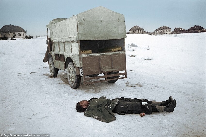 Мертвый итальянский водитель грузовика FIAT лежит на снегу.