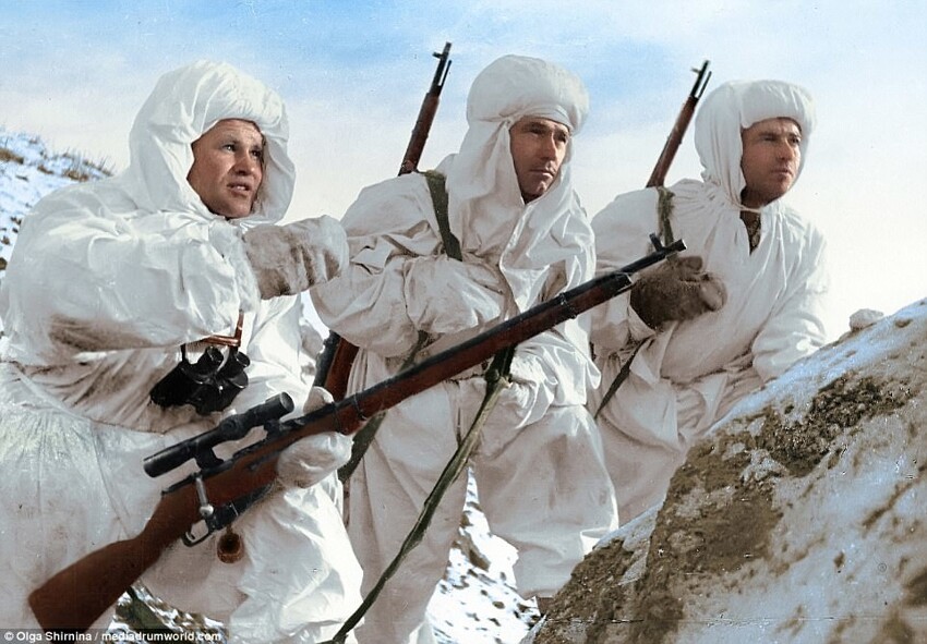 Василий Григорьевич Зайцев (на фото слева) — снайпер, Герой Советского Союза — объясняет новичкам предстоящую задачу, декабрь 1942 года.