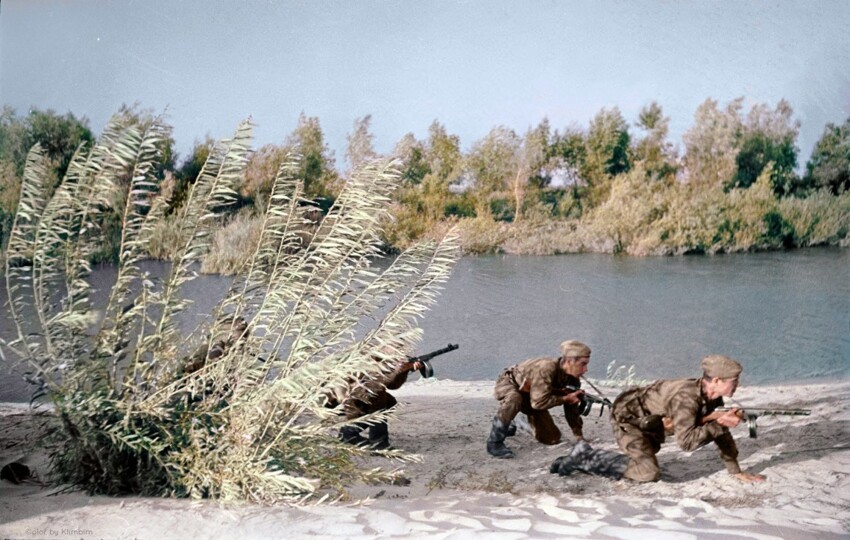 Советские автоматчики Сталинградского фронта у реки. 