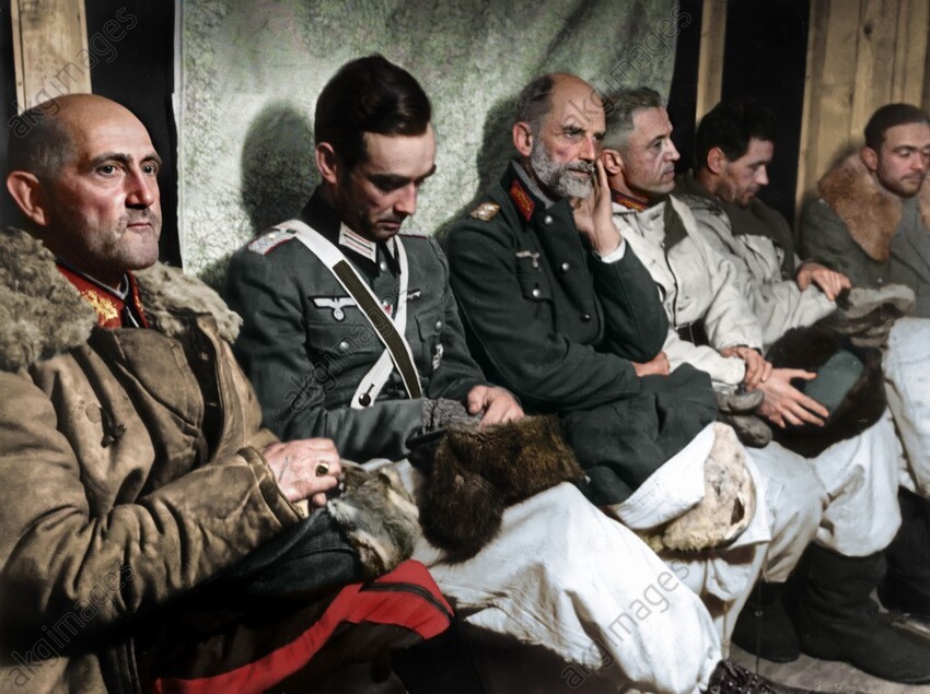 Пленные немецкие офицеры 6-й армии вермахта в Сталинграде. 