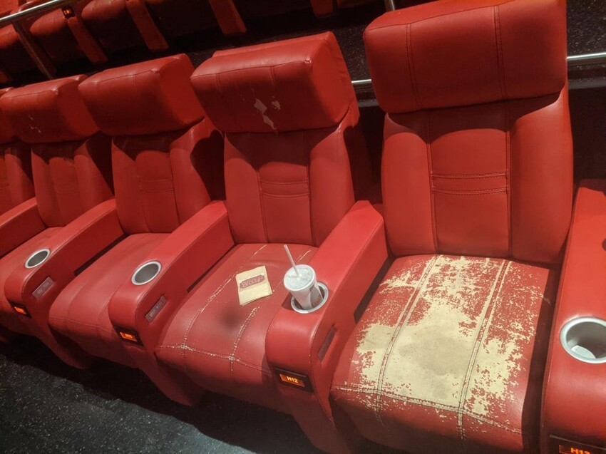 4. Центральное сиденье в кинотеатре отличается от остальных по изношенности