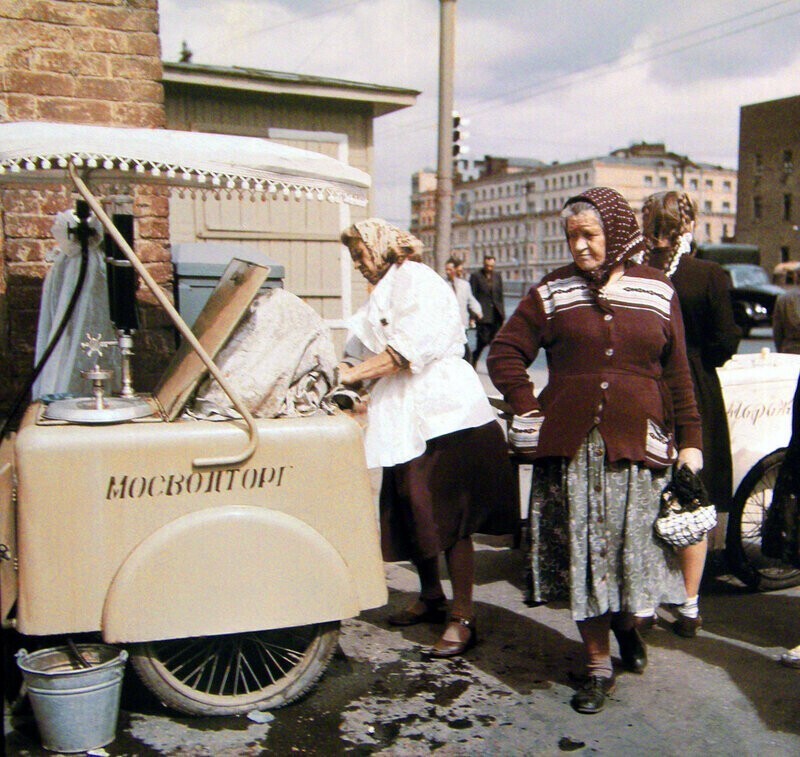 Яркие цветные фотографии Всемирного фестиваля молодёжи 1957 года в Москве