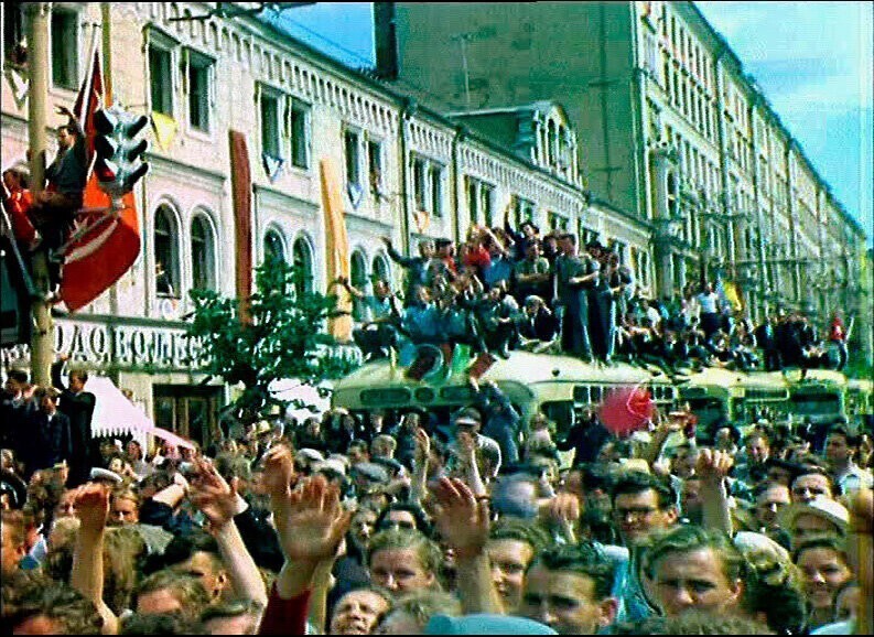 Яркие цветные фотографии Всемирного фестиваля молодёжи 1957 года в Москве