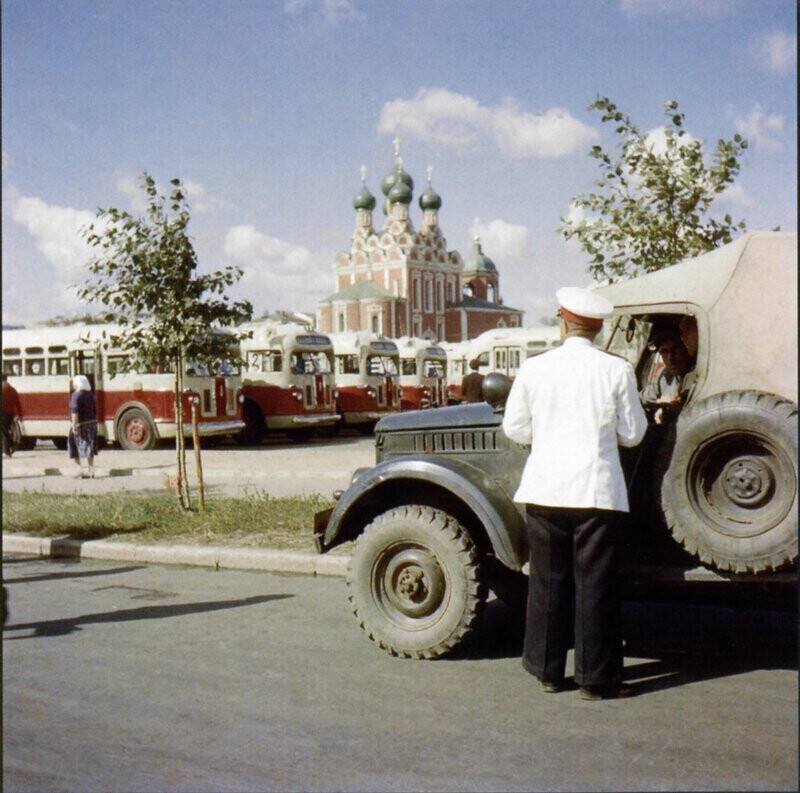 Яркие цветные фотографии Всемирного фестиваля молодёжи 1957 года в Москве