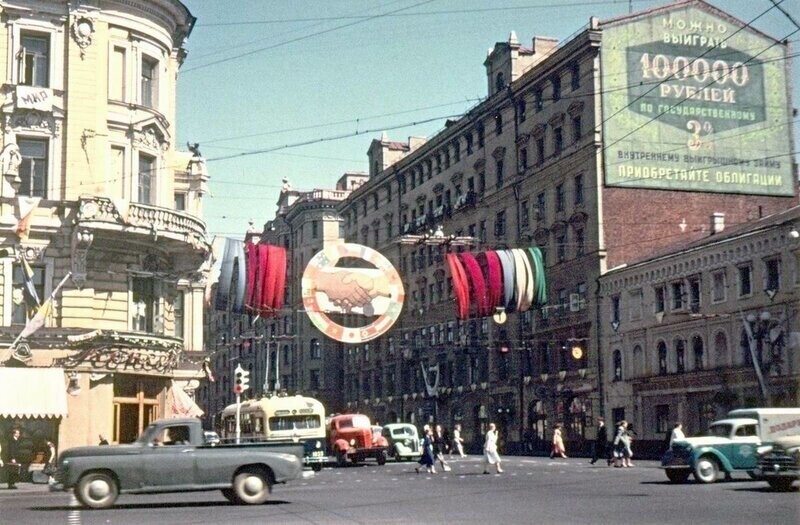 Яркие цветные фотографии Всемирного фестиваля молодёжи 1957 года в Москве