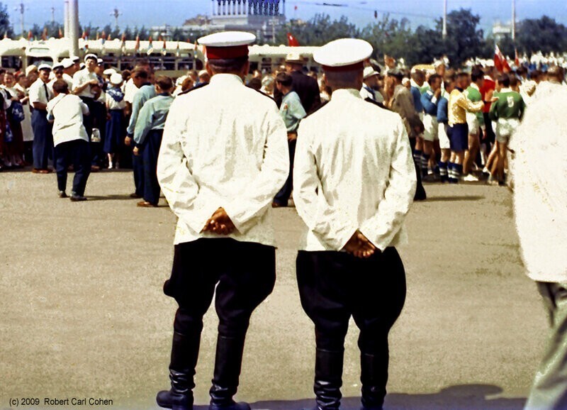 Яркие цветные фотографии Всемирного фестиваля молодёжи 1957 года в Москве