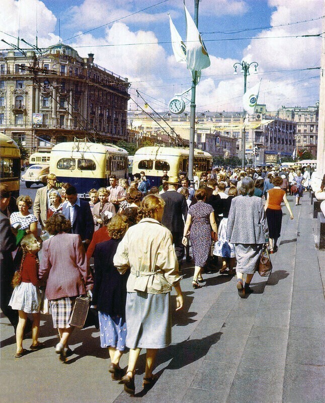 Яркие цветные фотографии Всемирного фестиваля молодёжи 1957 года в Москве