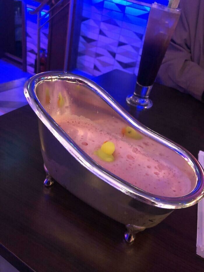 Это не коктейль - это пьяная ванна для уточки!