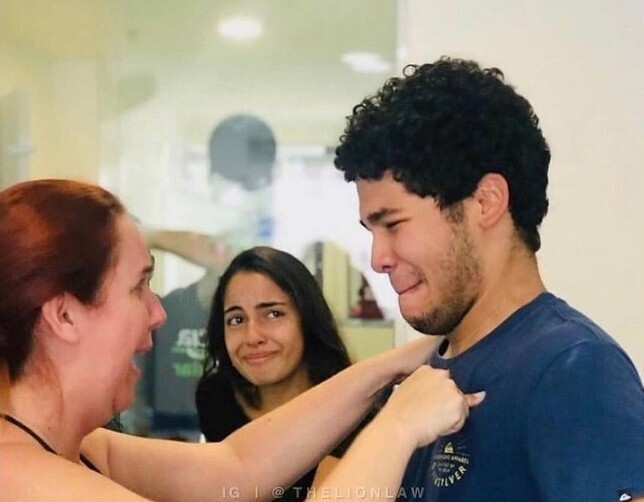 19-летний бразилец из бедной семьи узнал, что он поступил в самый престижный университет. Он договорился с центром подготовки, чтобы мыть полы в здании в обмен на бесплатные занятия