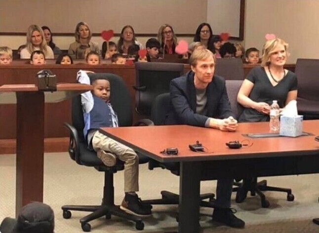 Мальчик из интерната в США позвал в суд весь свой класс, чтобы они присутствовали на его усыновлении
