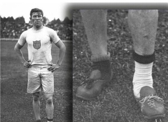 В 1912 году у американца Джима Торпа украли кроссовки для бега перед олимпийским забегом. Он нашел разные ботинки в мусоре, побежал в них, и выиграл две медали в тот день