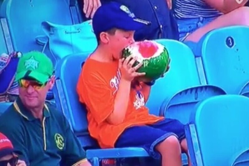 А это просто "мужик растет". Мальчик ест целый арбуз на матче по крикету