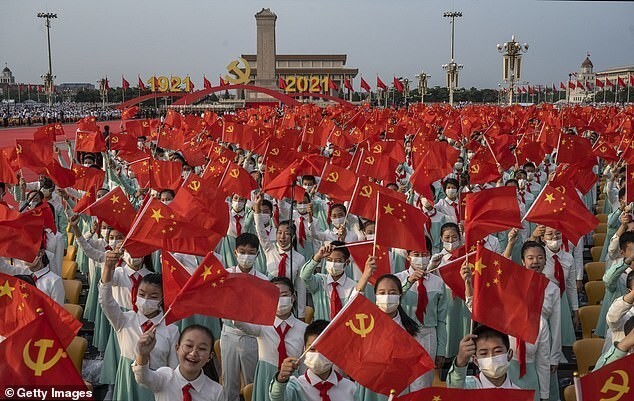 Китайские школьники будут изучать «Мысли Си Цзиньпина» в рамках воспитания любви к Китаю