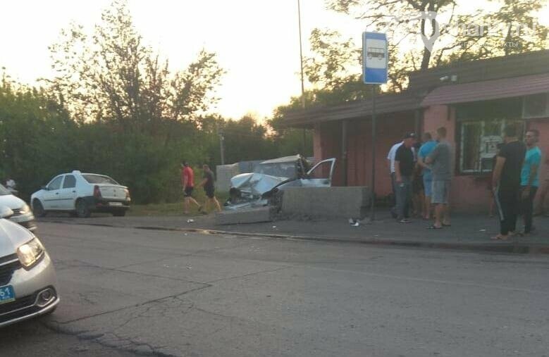 Авария дня. В Ростовской области водитель влетел в автобусную остановку и лишился уха