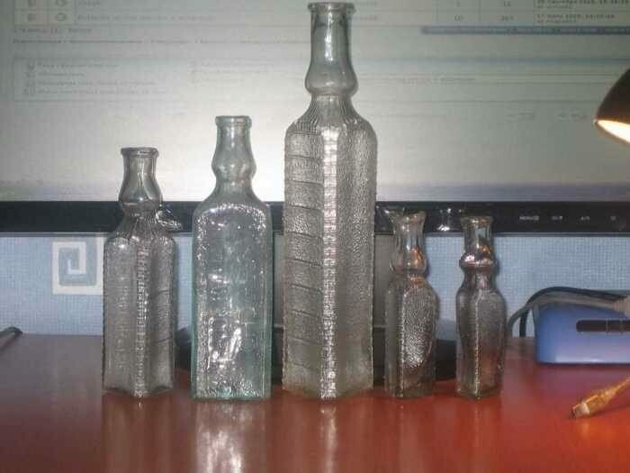 Треугольные стеклянные бутылки