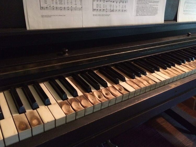 Этот музыкант явно игнорировал некоторые клавиши