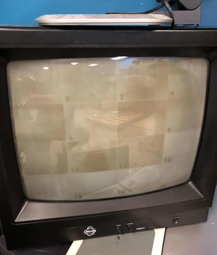 Старый телевизор, который годами использовался в качестве монитора для камер безопасности