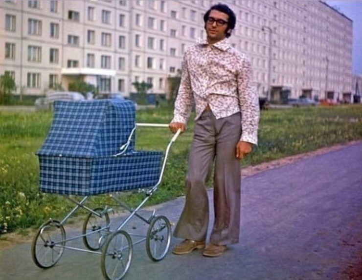 18. Модный отец на фоне новостроек. Ореховый бульвар, Москва, 1975 год